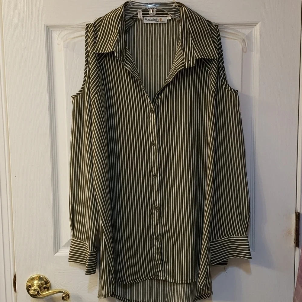 AVAILABLE by Angela Fashion Cold Shoulder Lrg EUC - Picture 10 of 10